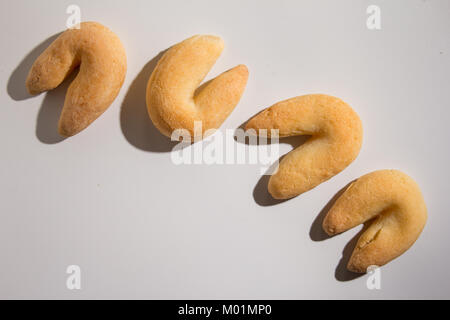 Käse Brot Brötchen als Chipa in Brasilien bekannt, geformt wie ein Hufeisen. Traditionelle Nachmittag Mittagessen. Snacks mit weißem Hintergrund, Minimalismus. Stockfoto