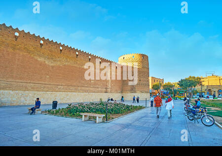 SHIRAZ, IRAN - Oktober 12, 2017: Der Spaziergang entlang der mittelalterlichen Stadtmauer von Karim Khan Zitadelle, in der Innenstadt, am 12. Oktober in Shiraz. Stockfoto