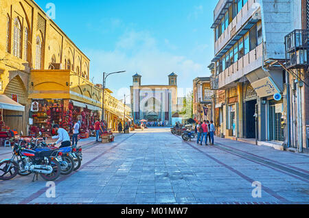 SHIRAZ, IRAN - Oktober 12, 2017: Die Straße, bei der die Zeile der Souvenir- und Teppich speichert führt zu der Iwan (Portal) Der vakil Moschee, am 12. Oktober in Shiraz Stockfoto