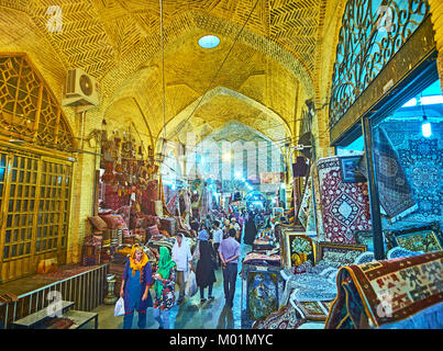 SHIRAZ, IRAN - Oktober 12, 2017: Die lange Reihe von Teppich Filialen in Vakil Basar ist der beste Platz, Atmosphäre des Eastern Market zu fühlen, am 12. Oktober i Stockfoto