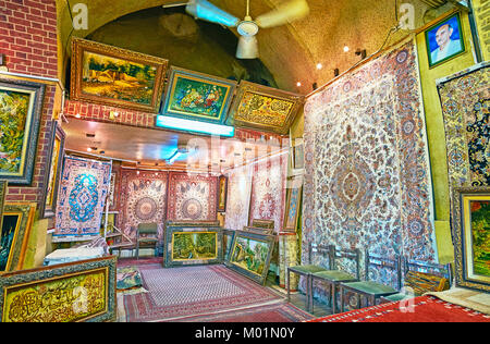 SHIRAZ, IRAN - Oktober 12, 2017: Das gerahmte Wandteppiche mit Reproduktionen berühmter Bilder und Persische Teppiche sind perfekte dekorative Details für d Stockfoto