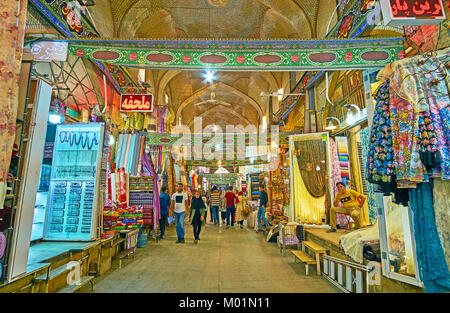 SHIRAZ, IRAN - Oktober 12, 2017: Die Ziegel Gasse des historischen Vakil Basar mit Filialen von textilen Abteilung, mit Vorhängen, Tüll, Möbel und Stockfoto