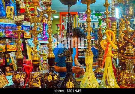 SHIRAZ, IRAN - Oktober 12, 2017: Die interessante Beispiele der Shisha in den Store von Bazar-e Nein - die Shisha Wasserpfeife in Form von Gewehr oder mit Pai Stockfoto