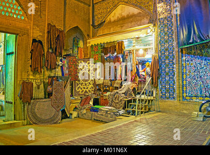 SHIRAZ, IRAN - Oktober 12, 2017: Der Store mit Wandteppichen und Teppichen sowie traditionelle Kleidung wird zwischen dem Portal von vakil Moschee und zentral gelegen Stockfoto