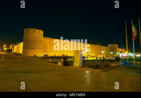 SHIRAZ, IRAN - Oktober 12, 2017: Am Abend Blick auf Karim Khan Zitadelle, hell erleuchteten mittelalterlichen Sehenswürdigkeiten, in Shohada Square, Oktober Stockfoto