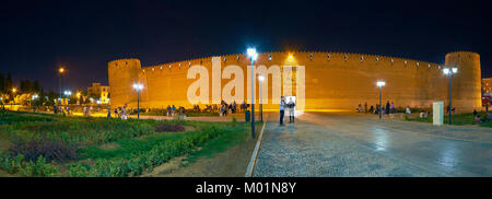 SHIRAZ, IRAN - Oktober 12, 2017: Die Fassade der Arg Karim Khan (Zitadelle), berühmten touristischen Sehenswürdigkeiten, in Shohada Platz der Altstadt, am 12. Oktober Stockfoto