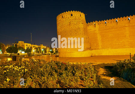 Den schiefen Turm aus Backstein der mittelalterlichen Arg Karim Khan - Zitadelle, in Shohada Platz von Shiraz, Iran. Stockfoto