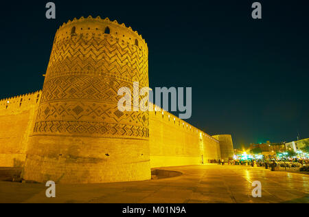 Den schiefen Turm der alten Arg Karim Khan (Zitadelle) ist mit geometrischen Mustern, Shiraz, Iran eingerichtet. Stockfoto