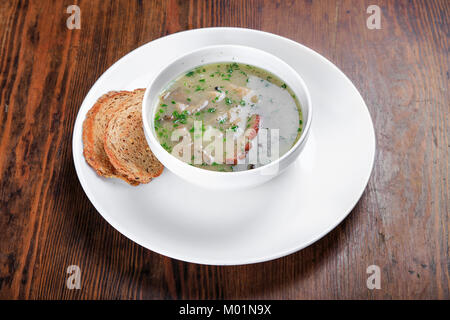 Tschechische Knoblauch Suppe, Brot Croutons Stockfoto