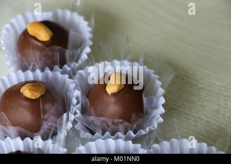 Peanut Bonbons mit Schokolade, kondensierte Milch und Zucker. Lecker, delikat, die Köstlichkeiten im Geburtstagsfeiern, Hochzeiten, Feiertage. Stockfoto