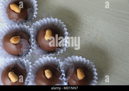 Peanut Bonbons mit Schokolade, kondensierte Milch und Zucker. Lecker, delikat, die Köstlichkeiten im Geburtstagsfeiern, Hochzeiten, Feiertage. Stockfoto