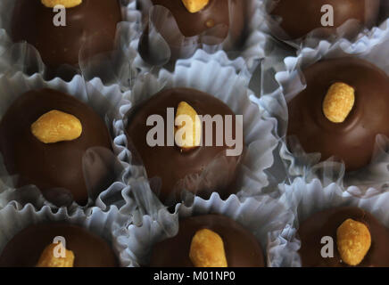 Peanut Bonbons mit Schokolade, kondensierte Milch und Zucker. Lecker, delikat, die Köstlichkeiten im Geburtstagsfeiern, Hochzeiten, Feiertage. Stockfoto