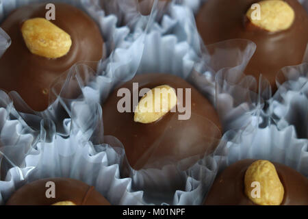 Peanut Bonbons mit Schokolade, kondensierte Milch und Zucker. Lecker, delikat, die Köstlichkeiten im Geburtstagsfeiern, Hochzeiten, Feiertage. Stockfoto