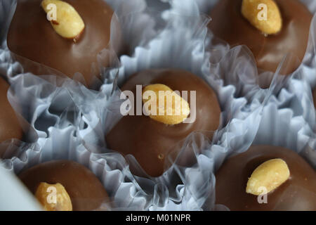 Peanut Bonbons mit Schokolade, kondensierte Milch und Zucker. Lecker, delikat, die Köstlichkeiten im Geburtstagsfeiern, Hochzeiten, Feiertage. Stockfoto