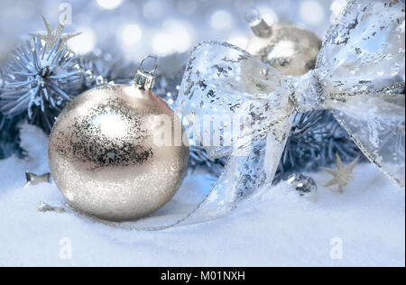 Weihnachtsschmuck in Gold und Blau, flachen DOF, Schwerpunkt in der Mitte des großen christbaumkugel Stockfoto