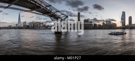 Millennium Bridge überquert den Fluss Themse zu Tate Modern und der Shard Stockfoto