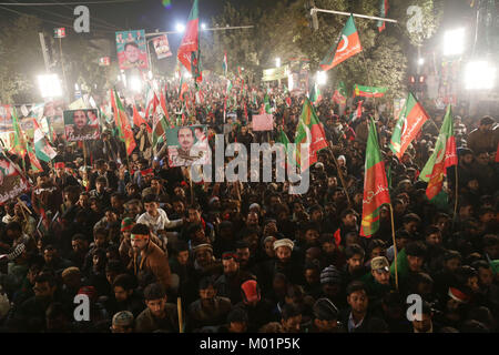 Anhänger der Pakistan Awami Tehreek (PAT), der Pakistanischen Volkspartei (PPP) und Pakistan Tehreek-e-Insaf (PTI) tragen ihre Partei flags Sie protestieren gegen Modell Stadt Tragödie und für Gerechtigkeit ein anti-Regierung Protest versammelt Rallye. (Foto von Rana Sajid Hussain/Pacific Press) Stockfoto