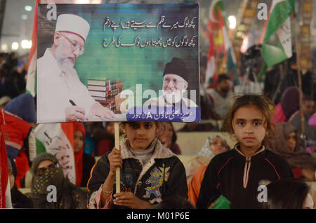 Anhänger der Pakistan Awami Tehreek (PAT), der Pakistanischen Volkspartei (PPP) und Pakistan Tehreek-e-Insaf (PTI) tragen ihre Partei flags Sie protestieren gegen Modell Stadt Tragödie und für Gerechtigkeit ein anti-Regierung Protest versammelt Rallye. (Foto von Rana Sajid Hussain/Pacific Press) Stockfoto