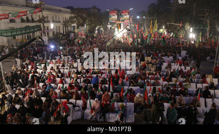 Anhänger der Pakistan Awami Tehreek (PAT), der Pakistanischen Volkspartei (PPP) und Pakistan Tehreek-e-Insaf (PTI) tragen ihre Partei flags Sie protestieren gegen Modell Stadt Tragödie und für Gerechtigkeit ein anti-Regierung Protest versammelt Rallye. (Foto von Rana Sajid Hussain/Pacific Press) Stockfoto