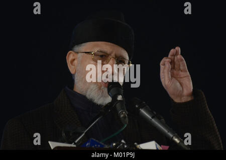 Anhänger der Pakistan Awami Tehreek (PAT), der Pakistanischen Volkspartei (PPP) und Pakistan Tehreek-e-Insaf (PTI) tragen ihre Partei flags Sie protestieren gegen Modell Stadt Tragödie und für Gerechtigkeit ein anti-Regierung Protest versammelt Rallye. (Foto von Rana Sajid Hussain/Pacific Press) Stockfoto