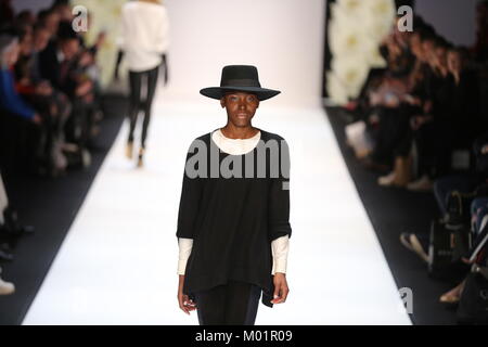 Berlin, Deutschland. 17 Jan, 2018. Modelle auf dem Laufsteg mit der Sammlung des Designers Maisonnée während der Mercedes-Benz Fashion Week. Quelle: Simone Kuhlmey/Pacific Press/Alamy leben Nachrichten Stockfoto