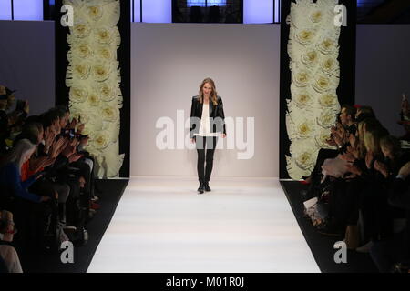 Berlin, Deutschland. 17 Jan, 2018. Modelle auf dem Laufsteg mit der Sammlung des Designers Maisonnée während der Mercedes-Benz Fashion Week. Quelle: Simone Kuhlmey/Pacific Press/Alamy leben Nachrichten Stockfoto