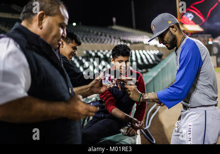 Sergio Romo Krug Ligas de las Mayores del Beisbol y jugador de Los Charros de Jalisco, Previo al Partido de Beisbol de segunda Vuelta de La Liga Mexicana del Pacifico y Beisbol mexicano. Primer Partido de la Serie entre Charros de Jalisco vs Naranjeros de Hermosillo. Romo firmo autorgrafo Durante el entrenamiento, Bromeo y se Tomo fotografias Con Los fanaticos en el estadio Sonora. Hermosillo, Sonora, Mexiko 15 November 2017. (Foto: Luis Gutierrez/NortePhoto.com) Sergio Romo Pitcher der Major League Baseball und Spieler der Charros de Jalisco, vor der zweiten baseball spiel Stockfoto