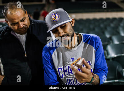 Sergio Romo Krug Ligas de las Mayores del Beisbol y jugador de Los Charros de Jalisco, Previo al Partido de Beisbol de segunda Vuelta de La Liga Mexicana del Pacifico y Beisbol mexicano. Primer Partido de la Serie entre Charros de Jalisco vs Naranjeros de Hermosillo. Romo firmo autorgrafo Durante el entrenamiento, Bromeo y se Tomo fotografias Con Los fanaticos en el estadio Sonora. Hermosillo, Sonora, Mexiko 15 November 2017. (Foto: Luis Gutierrez/NortePhoto.com) Sergio Romo Pitcher der Major League Baseball und Spieler der Charros de Jalisco, vor der zweiten baseball spiel Stockfoto