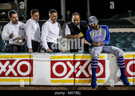 Sergio Romo Krug Ligas de las Mayores del Beisbol y jugador de Los Charros de Jalisco, Previo al Partido de Beisbol de segunda Vuelta de La Liga Mexicana del Pacifico y Beisbol mexicano. Primer Partido de la Serie entre Charros de Jalisco vs Naranjeros de Hermosillo. Romo firmo autorgrafo Durante el entrenamiento, Bromeo y se Tomo fotografias Con Los fanaticos en el estadio Sonora. Hermosillo, Sonora, Mexiko 15 November 2017. (Foto: Luis Gutierrez/NortePhoto.com) Sergio Romo Pitcher der Major League Baseball und Spieler der Charros de Jalisco, vor der zweiten baseball spiel Stockfoto