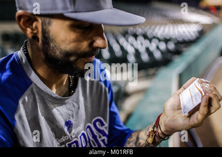 Sergio Romo Krug Ligas de las Mayores del Beisbol y jugador de Los Charros de Jalisco, Previo al Partido de Beisbol de segunda Vuelta de La Liga Mexicana del Pacifico y Beisbol mexicano. Primer Partido de la Serie entre Charros de Jalisco vs Naranjeros de Hermosillo. Romo firmo autorgrafo Durante el entrenamiento, Bromeo y se Tomo fotografias Con Los fanaticos en el estadio Sonora. Hermosillo, Sonora, Mexiko 15 November 2017. (Foto: Luis Gutierrez/NortePhoto.com) Sergio Romo Pitcher der Major League Baseball und Spieler der Charros de Jalisco, vor der zweiten baseball spiel Stockfoto