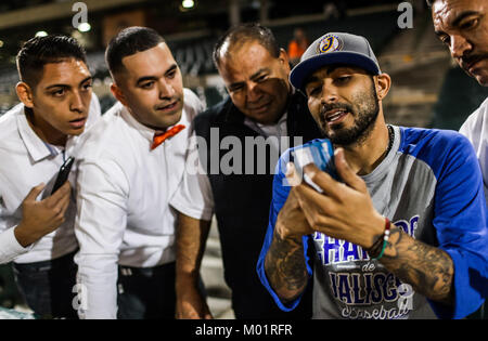 Sergio Romo Krug Ligas de las Mayores del Beisbol y jugador de Los Charros de Jalisco, Previo al Partido de Beisbol de segunda Vuelta de La Liga Mexicana del Pacifico y Beisbol mexicano. Primer Partido de la Serie entre Charros de Jalisco vs Naranjeros de Hermosillo. Romo firmo autorgrafo Durante el entrenamiento, Bromeo y se Tomo fotografias Con Los fanaticos en el estadio Sonora. Hermosillo, Sonora, Mexiko 15 November 2017. (Foto: Luis Gutierrez/NortePhoto.com) Sergio Romo Pitcher der Major League Baseball und Spieler der Charros de Jalisco, vor der zweiten baseball spiel Stockfoto