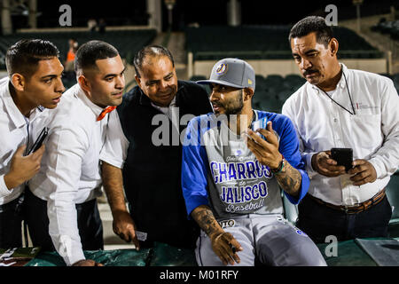 Sergio Romo Krug Ligas de las Mayores del Beisbol y jugador de Los Charros de Jalisco, Previo al Partido de Beisbol de segunda Vuelta de La Liga Mexicana del Pacifico y Beisbol mexicano. Primer Partido de la Serie entre Charros de Jalisco vs Naranjeros de Hermosillo. Romo firmo autorgrafo Durante el entrenamiento, Bromeo y se Tomo fotografias Con Los fanaticos en el estadio Sonora. Hermosillo, Sonora, Mexiko 15 November 2017. (Foto: Luis Gutierrez/NortePhoto.com) Sergio Romo Pitcher der Major League Baseball und Spieler der Charros de Jalisco, vor der zweiten baseball spiel Stockfoto