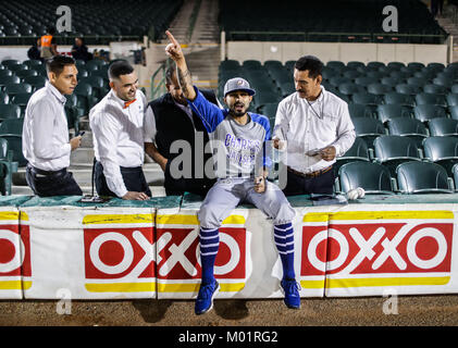 Sergio Romo Krug Ligas de las Mayores del Beisbol y jugador de Los Charros de Jalisco, Previo al Partido de Beisbol de segunda Vuelta de La Liga Mexicana del Pacifico y Beisbol mexicano. Primer Partido de la Serie entre Charros de Jalisco vs Naranjeros de Hermosillo. Romo firmo autorgrafo Durante el entrenamiento, Bromeo y se Tomo fotografias Con Los fanaticos en el estadio Sonora. Hermosillo, Sonora, Mexiko 15 November 2017. (Foto: Luis Gutierrez/NortePhoto.com) Sergio Romo Pitcher der Major League Baseball und Spieler der Charros de Jalisco, vor der zweiten baseball spiel Stockfoto