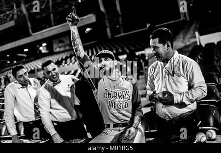 Sergio Romo Krug Ligas de las Mayores del Beisbol y jugador de Los Charros de Jalisco, Previo al Partido de Beisbol de segunda Vuelta de La Liga Mexicana del Pacifico y Beisbol mexicano. Primer Partido de la Serie entre Charros de Jalisco vs Naranjeros de Hermosillo. Romo firmo autorgrafo Durante el entrenamiento, Bromeo y se Tomo fotografias Con Los fanaticos en el estadio Sonora. Hermosillo, Sonora, Mexiko 15 November 2017. (Foto: Luis Gutierrez/NortePhoto.com) Sergio Romo Pitcher der Major League Baseball und Spieler der Charros de Jalisco, vor der zweiten baseball spiel Stockfoto