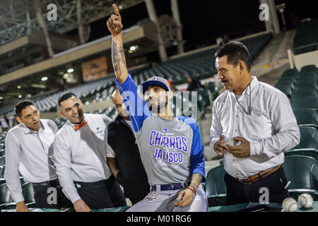 Sergio Romo Krug Ligas de las Mayores del Beisbol y jugador de Los Charros de Jalisco, Previo al Partido de Beisbol de segunda Vuelta de La Liga Mexicana del Pacifico y Beisbol mexicano. Primer Partido de la Serie entre Charros de Jalisco vs Naranjeros de Hermosillo. Romo firmo autorgrafo Durante el entrenamiento, Bromeo y se Tomo fotografias Con Los fanaticos en el estadio Sonora. Hermosillo, Sonora, Mexiko 15 November 2017. (Foto: Luis Gutierrez/NortePhoto.com) Sergio Romo Pitcher der Major League Baseball und Spieler der Charros de Jalisco, vor der zweiten baseball spiel Stockfoto