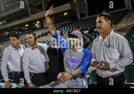 Sergio Romo Krug Ligas de las Mayores del Beisbol y jugador de Los Charros de Jalisco, Previo al Partido de Beisbol de segunda Vuelta de La Liga Mexicana del Pacifico y Beisbol mexicano. Primer Partido de la Serie entre Charros de Jalisco vs Naranjeros de Hermosillo. Romo firmo autorgrafo Durante el entrenamiento, Bromeo y se Tomo fotografias Con Los fanaticos en el estadio Sonora. Hermosillo, Sonora, Mexiko 15 November 2017. (Foto: Luis Gutierrez/NortePhoto.com) Sergio Romo Pitcher der Major League Baseball und Spieler der Charros de Jalisco, vor der zweiten baseball spiel Stockfoto