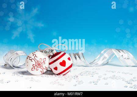 Christbaumkugeln auf abstrakten blauen Hintergrund, Text Raum Stockfoto