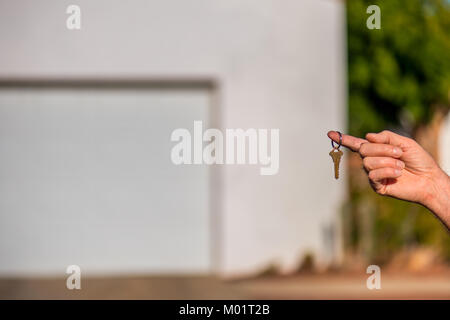 Schlüsselübergabe zu einem Haus nach einem erfolgreichen Haus Kauf; auch Erfolg. Stockfoto