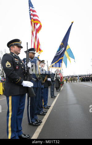 Michigan Ehrengarde Mitglieder beteiligen sich an der Lettischen 99th jährliche Independence Day Parade, Samstag, November 18, 2017, Riga, Lettland. Die ehrengarde Team, bestehend aus zwei Air National Guard Mitglieder, Master Sgt. Lukas Wimby und Tech. Sgt. Matthäus Kuhn und zwei Army National Guard Mitglieder Mitarbeiter Sgt. Kyle Swank und Sgt. 1. Klasse Christoper McNally. Dies war das erste Jahr der Air National Guard Ehrengarde teilgenommen hat. (U.S. Air National Guard Stockfoto