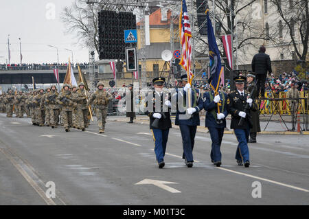 Michigan Ehrengarde Mitglieder beteiligen sich an der Lettischen 99th jährliche Independence Day Parade, Samstag, November 18, 2017, Riga, Lettland. Die ehrengarde Team, bestehend aus zwei Air National Guard Mitglieder, Master Sgt. Lukas Wimby und Tech. Sgt. Matthäus Kuhn und zwei Army National Guard Mitglieder Mitarbeiter Sgt. Kyle Swank und Sgt. 1. Klasse Christoper McNally. Dies war das erste Jahr der Air National Guard Ehrengarde teilgenommen hat. (U.S. Air National Guard Stockfoto