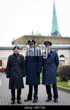 Michigan National Guard Führung participte in Lettlands 99th jährliche Tag der Unabhängigkeit feiern, Samstag, November 18, 2017, Riga, Lettland. Hier Generalmajor Gregor Vadnais, Adjutant General von der Michigan National Guard, Generalmajor Leonard Isabelle, Michigan Air National Guard Commander und Brig. Gen. Ronald Wilson, Direktor des Joint Staff posieren für ein Stockfoto