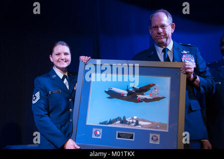 Der Nevada Air National Guard 2017 Noncommissioned Officer des Jahres, Tech. Sgt. Casey Jones der 152 Maintenance Squadron übernimmt ihre Auszeichnung von der Staat Nevada Adjutant General, Brig. Gen. William Burks am 2017 hervorragende Flieger des Jahres Bankett im Eldorado Resort Casino in Reno am Samstag, 6. Januar 2018. Stockfoto