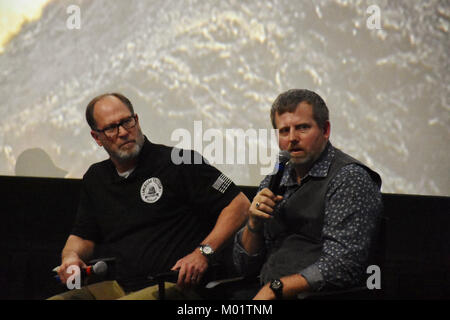 Pensionierte Maj. Mark Nutsch (rechts) und pensionierte Chief Warrant Officer 5 Cal Spencer (Mitte), beantworten Fragen aus dem Publikum, nach Arizona Premiere von "12 Starke", Jan. 8, Harkins Theater, Scottsdale, Ariz. Der Film Special Forces Operational Detachment Alpha 595, die die ersten waren die Taliban in Afghanistan zu engagieren, bei der ersten Invasion 2001. Nutsch und Spencer werden von Chris Hemsworth und Michael Shannon, bzw. im Film dargestellt. Durch die enge Zusammenarbeit mit der Special Operations Recruiting Battalion (SORBISCHE), 60 Phoenix Bataillon Soldaten und c Stockfoto