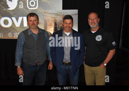 Oberstleutnant Dave Clukey (Mitte), Commander, Phoenix Recruiting Battalion, Haltungen mit pensionierten Maj. Mark Nutsch (links) und pensionierte Chief Warrant Officer 5 Cal Spencer (rechts), nach Arizona Premiere von "12 Starke", Jan. 8, Harkins Theater, Scottsdale, Ariz. Der Film Special Forces Operational Detachment Alpha 595, die die ersten waren die Taliban in Afghanistan zu engagieren, bei der ersten Invasion 2001. Nutsch und Spencer werden von Chris Hemsworth und Michael Shannon, bzw. im Film dargestellt. Durch die enge Zusammenarbeit mit der Special Operations Recruiting Battalio Stockfoto