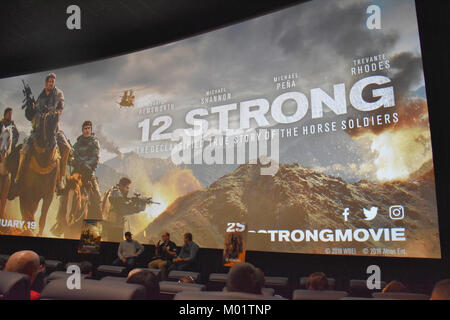 Pensionierte Maj. Mark Nutsch (rechts) und pensionierte Chief Warrant Officer 5 Cal Spencer (Mitte), beantworten Fragen aus dem Publikum, nach Arizona Premiere von "12 Starke", Jan. 8, Harkins Theater, Scottsdale, Ariz. Der Film Special Forces Operational Detachment Alpha 595, die die ersten waren die Taliban in Afghanistan zu engagieren, bei der ersten Invasion 2001. Nutsch und Spencer werden von Chris Hemsworth und Michael Shannon, bzw. im Film dargestellt. Durch die enge Zusammenarbeit mit der Special Operations Recruiting Battalion (SORBISCHE), 60 Phoenix Bataillon Soldaten und c Stockfoto