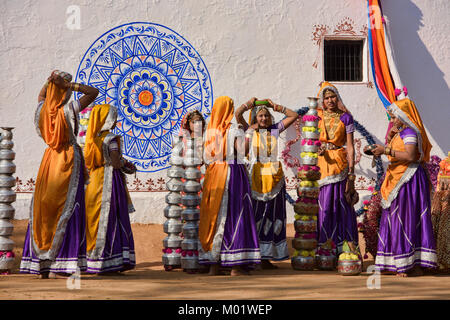 Frauen bereiten die Bhavai Topf Tanz aus Rajasthan und Gujarat, feiern die Bemühungen der Frauen in der Wüste Wasser, Udaipur, Rajasthan Stockfoto