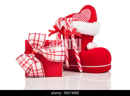 Santa's Boot, candy Sticks und Red Christmas Gift box auf weißem Hintergrund Stockfoto