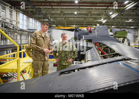 Fleet Master Chief (SS/SW) Crispian Addington, europäische Soldaten den Befehl Senior Leader Touren die 352 d Special Operations Wing und trifft mit Staats- und Regierungschefs und Flieger bei seinem Besuch in RAF Mildenhall, 10 Jan., 2018. Fleet Master Chief Addington sprach über die Bedeutung der richtigen Wartung und Sicherheit Protokolle der Erfolg der Mission zu gewährleisten Flieger. Stockfoto