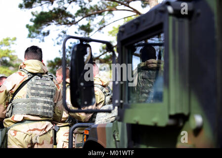 Älterer Flieger Anthony Vega und andere 4. Security Forces Squadron Flieger, die Teilnahme an einer Gruppe Briefing nach einem simulierten Angriff während der Übung Thunderdome 08-07, Jan. 11, 2018, bei Seymour Johnson Air Force Base, North Carolina. Thunderdome ist entworfen, um die Flieger in ein Krieger Denkrichtung zu halten und Taktiken, Techniken und Verfahren unnötigen Verlust des Lebens oder Verletzungen im Falle eines realen Ereignis zu verhindern schärfen. (U.S. Air Force Stockfoto
