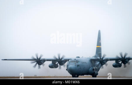 Eine C-130 H Taxis durch den Nebel nach der Ankunft in Eglin Air Force Base, Fla., Jan. 11. Luftwaffe erste voll aufgerüstet C-130H ist hier für Test und Evaluierung auf die neue modifizierte Propeller und Motoren. (U.S. Air Force Stockfoto